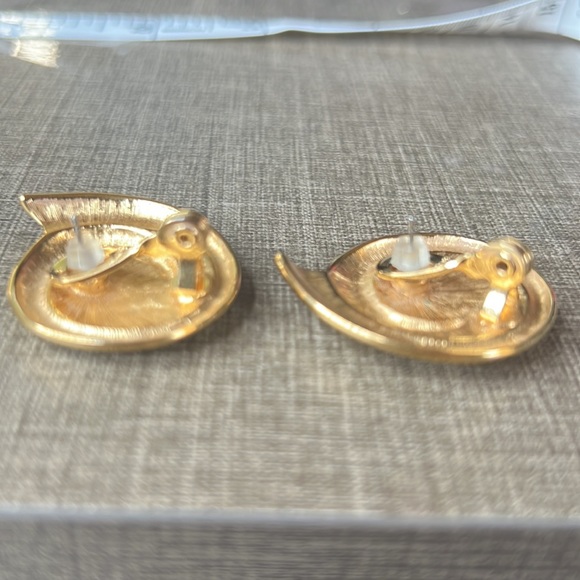 Monet Vintage Gold and Cream Earrings - Picture 5 of 8